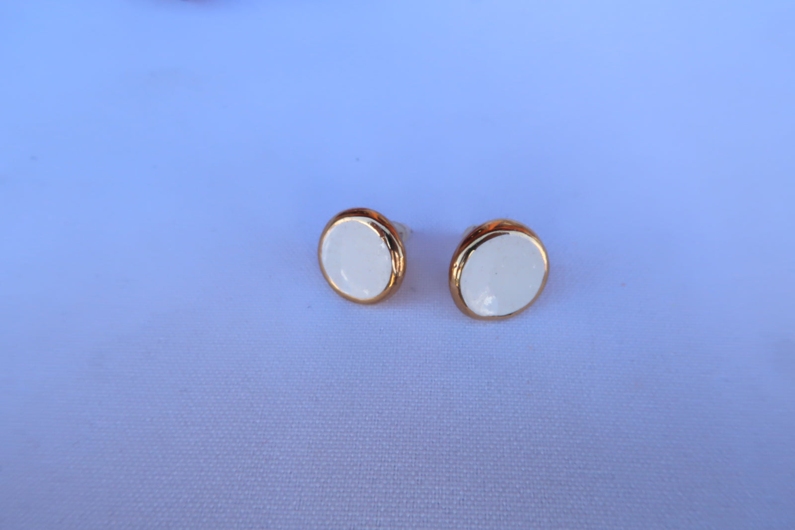 Pendiente dormilona grande ceramica y oro