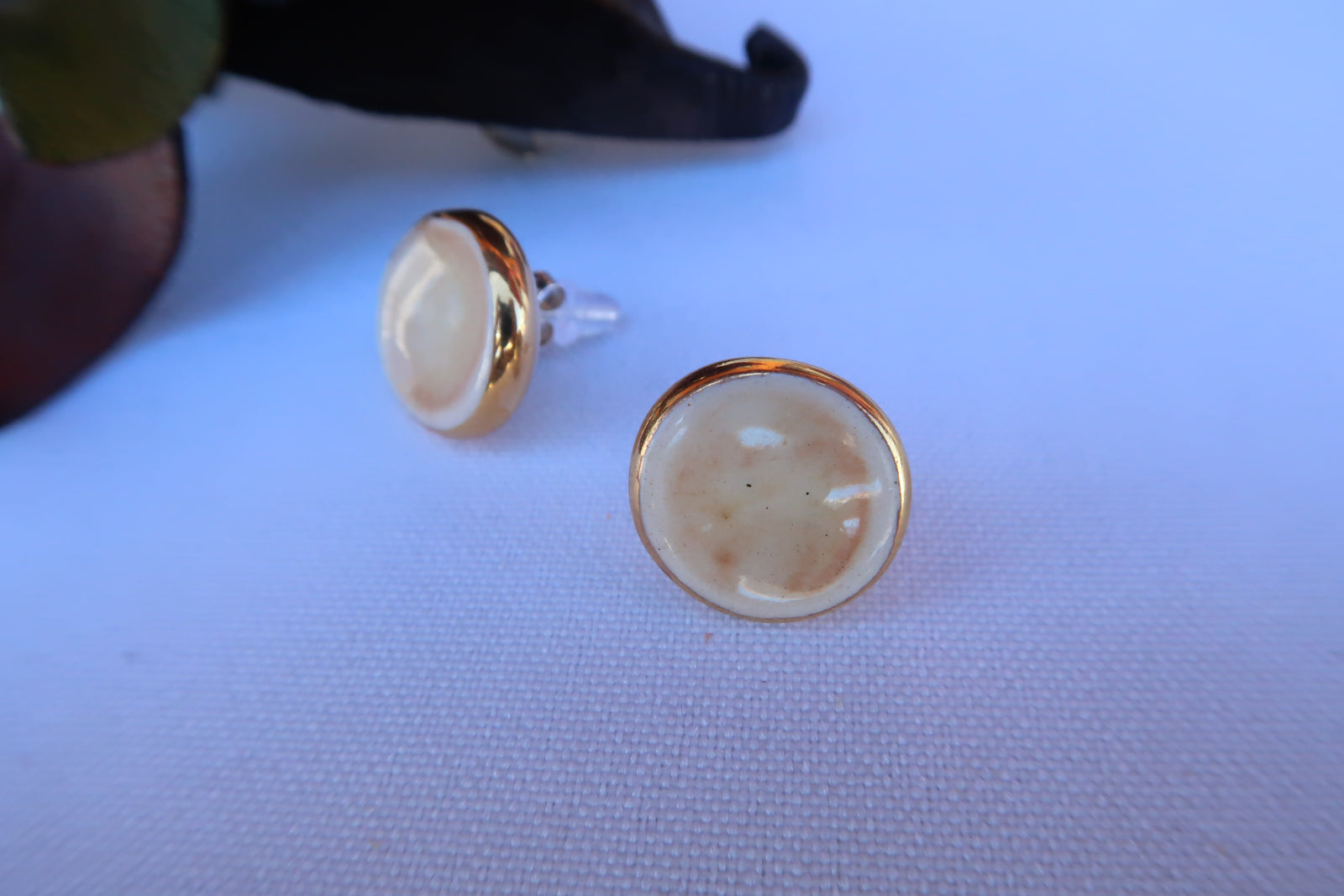 Pendiente dormilona grande ceramica y oro