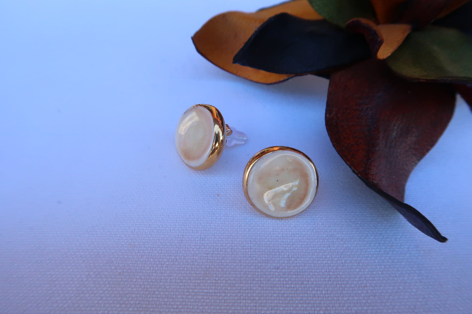 Pendiente dormilona grande ceramica y oro