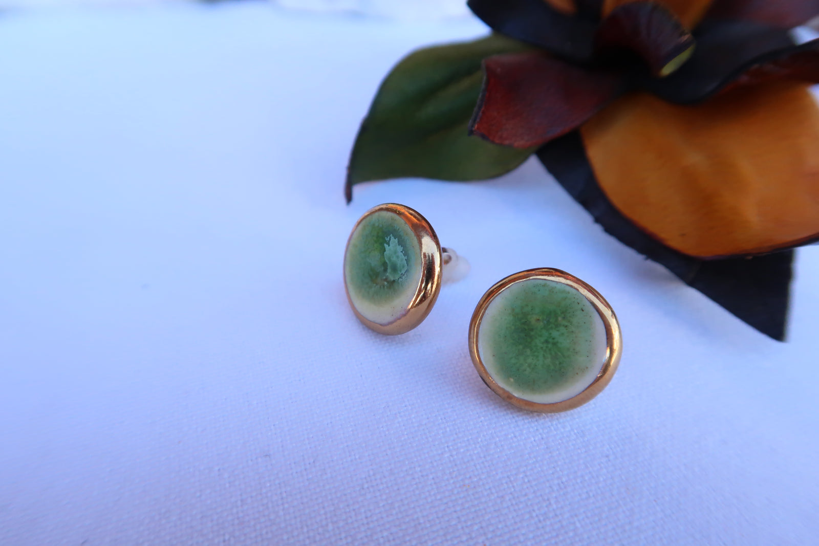 Pendiente dormilona grande ceramica y oro