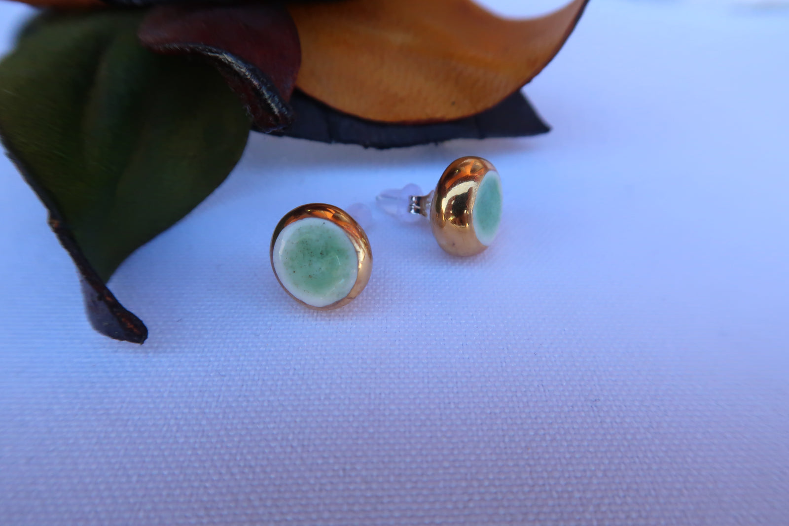 Pendiente dormilona grande ceramica y oro