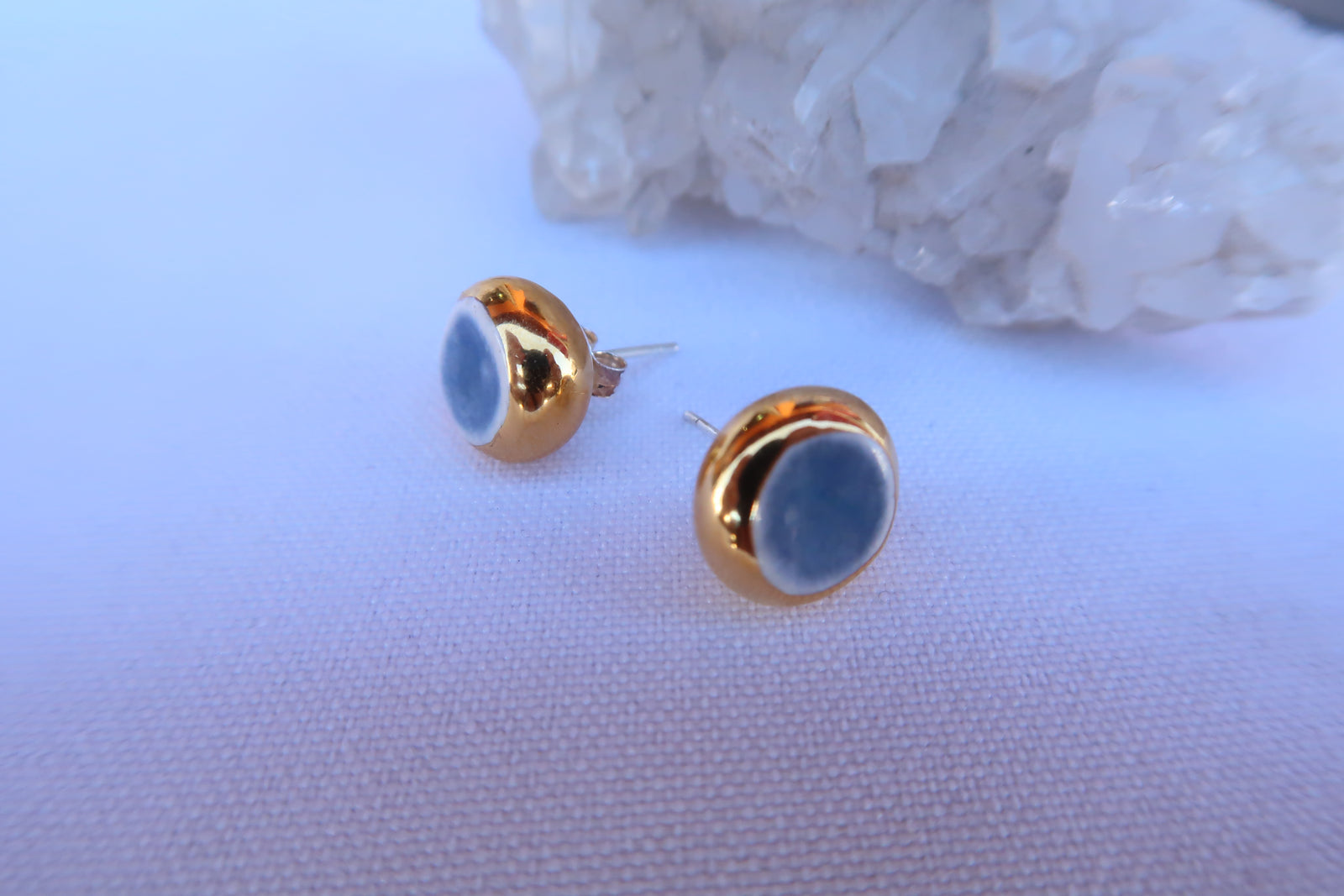 Pendiente dormilona pequeña ceramica y oro