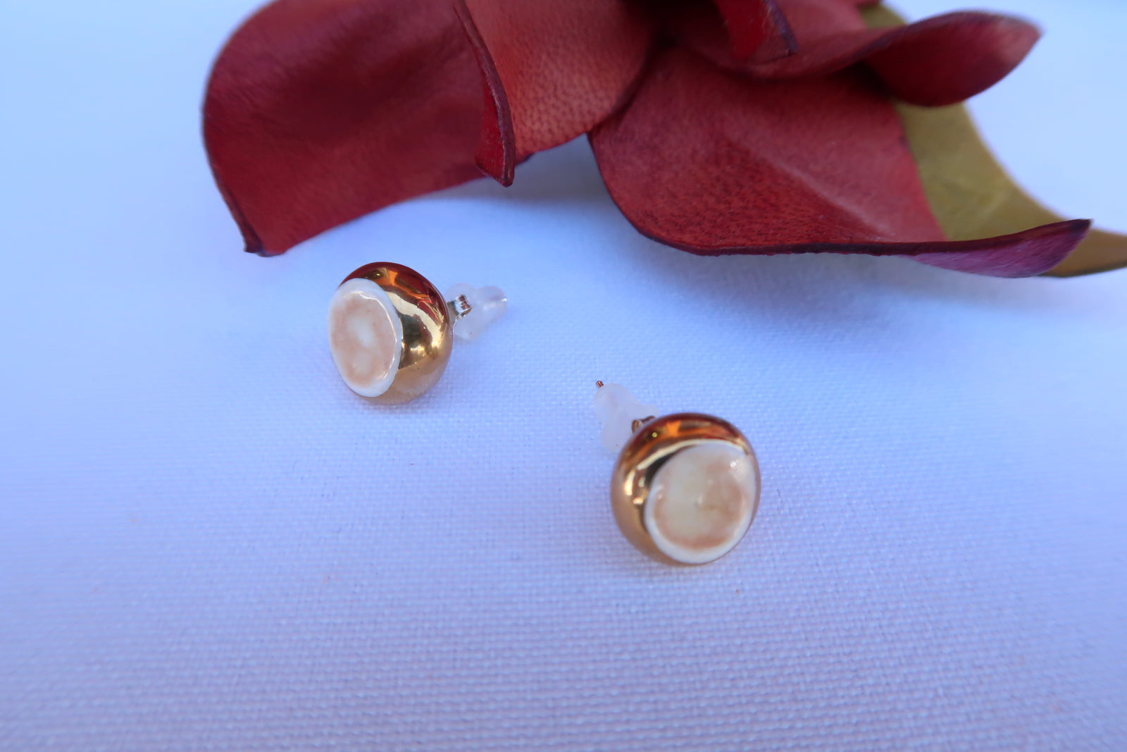 Pendiente dormilona pequeña ceramica y oro