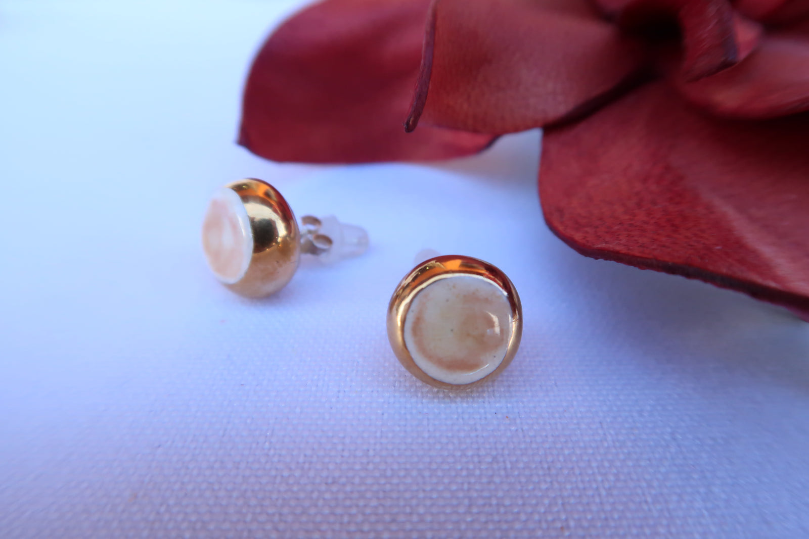 Pendiente dormilona pequeña ceramica y oro