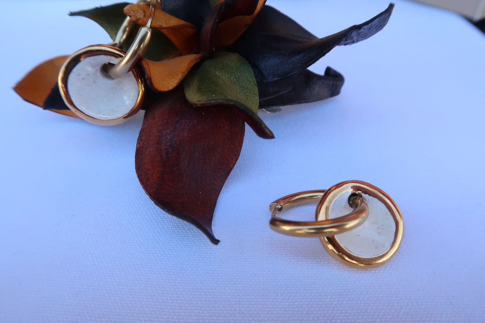 Pendiente argolla pequeña ceramica y oro