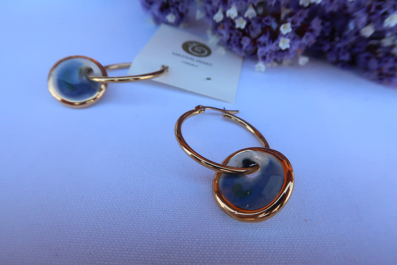 Pendiente argolla grande ceramica y oro