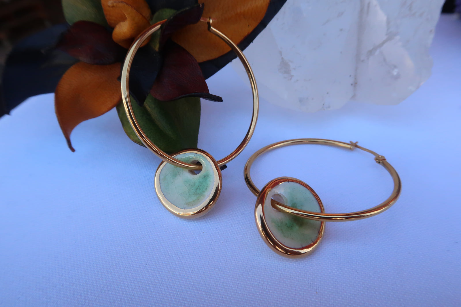 Pendiente argolla grande ceramica y oro