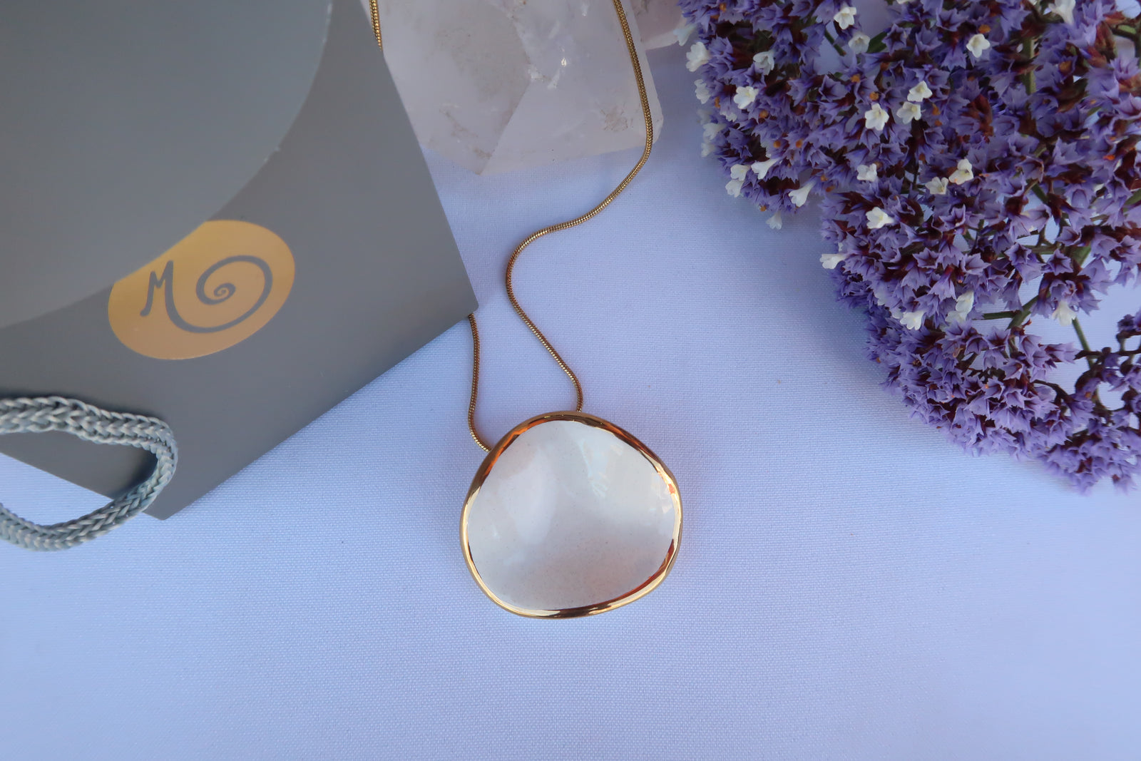 Collar redondo ondulado ceramica y oro