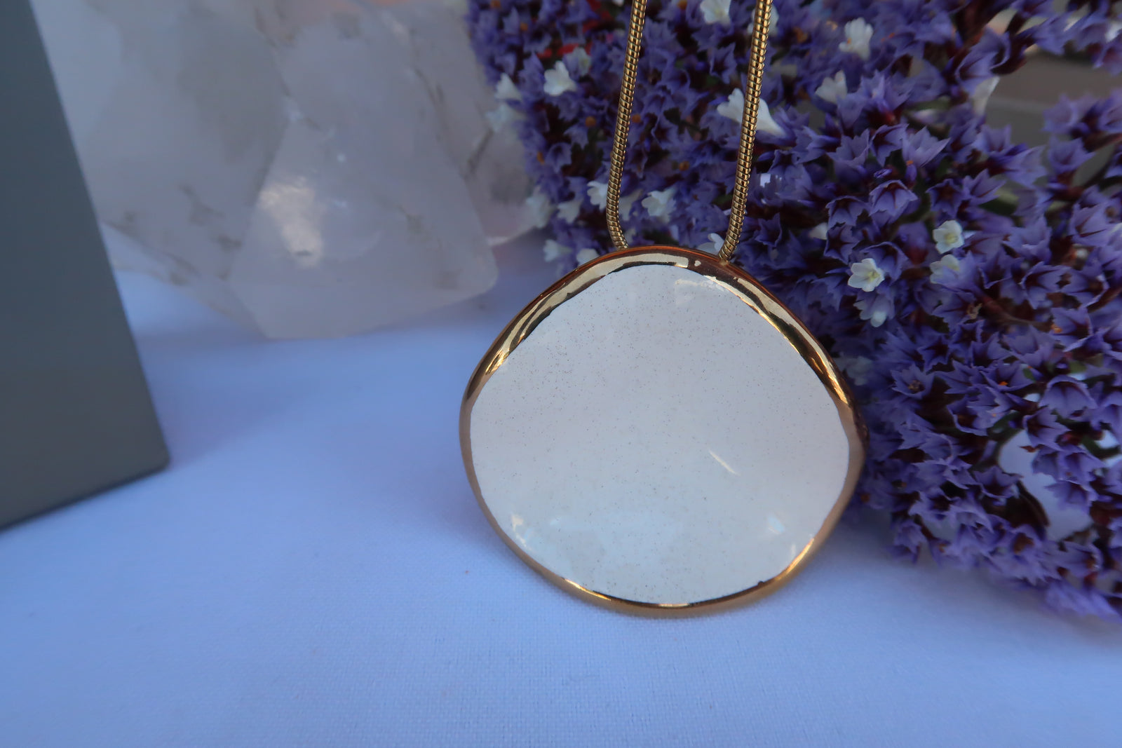 Collar redondo ondulado ceramica y oro